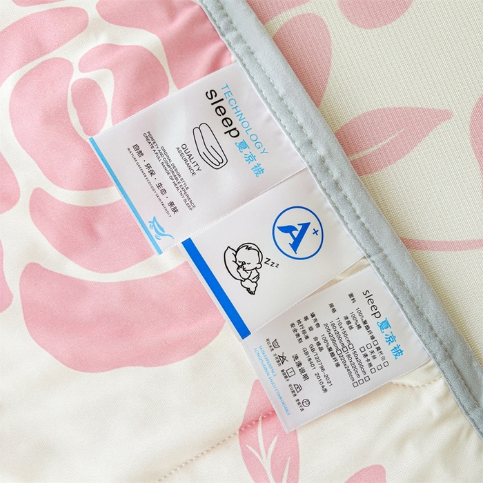 91家纺网 家纺一手货源 找家纺 雯豆2025夏季新品冰丝碳光凉席+凉感丝印花夏被四件套卡通小清新绑带席子四件套 冰丝夏被四件套-温语