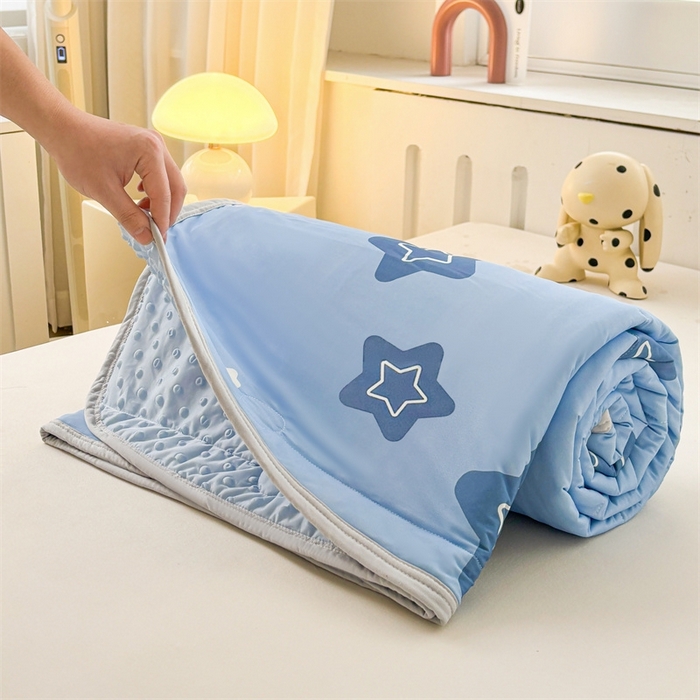 91家纺网 家纺一手货源 找家纺 雯豆2025夏季新品冰丝碳光凉席+凉感丝印花夏被四件套卡通小清新绑带席子四件套 冰丝夏被四件套-浩瀚星辰