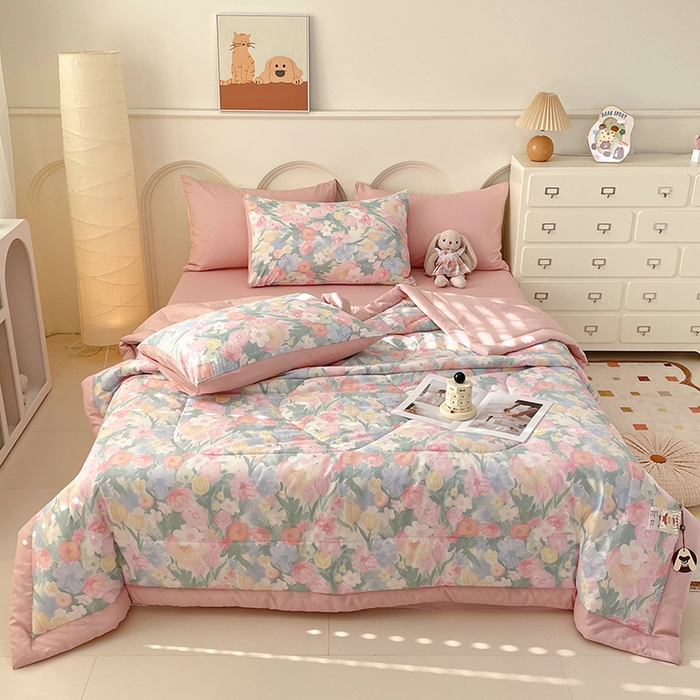 91家纺网 家纺一手货源 找家纺 宜家坊 2025新款全棉夏被碎花卡通小清新简约纯棉夏凉被夏被四件套三件套 郁金花开
