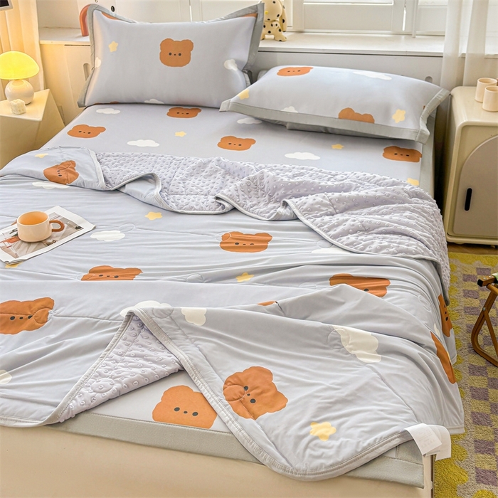 91家纺网 家纺一手货源 找家纺 雯豆2025夏季新品冰丝碳光凉席+凉感丝印花夏被四件套卡通小清新绑带席子四件套 冰丝夏被四件套-布丁小昔