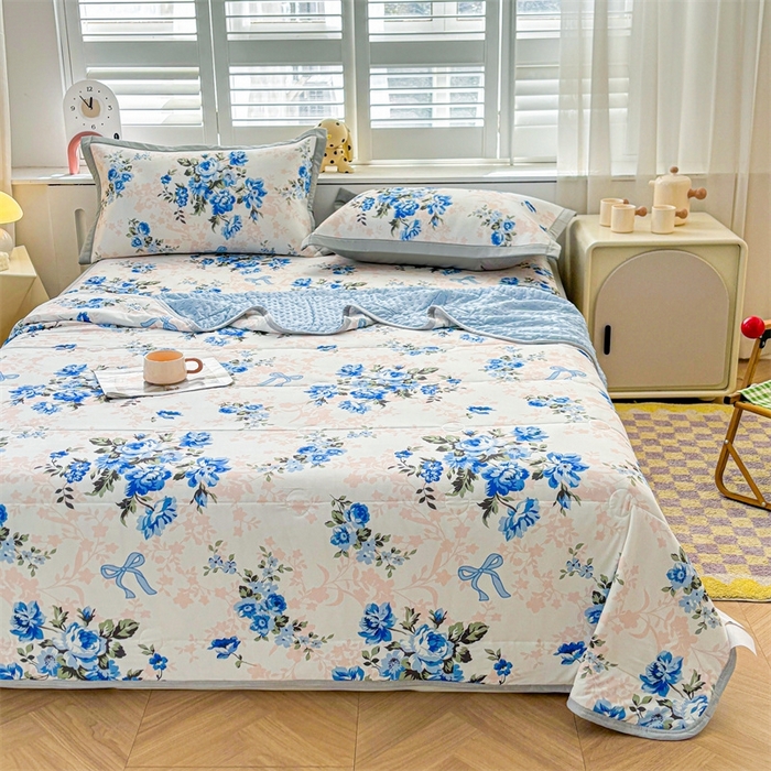 91家纺网 家纺一手货源 找家纺 雯豆2025夏季新品冰丝碳光凉席+凉感丝印花夏被四件套卡通小清新绑带席子四件套 冰丝夏被四件套-芳华如梦