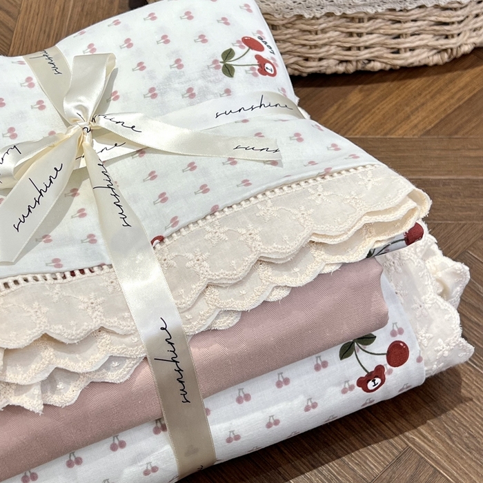 91家纺网 家纺一手货源 找家纺 荣轩家居 2025新款全棉双层纱镂空花边工艺款四件套樱桃小熊