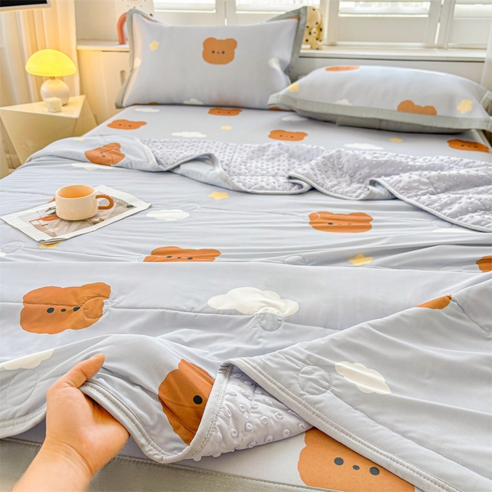 91家纺网 家纺一手货源 找家纺 雯豆2025夏季新品冰丝碳光凉席+凉感丝印花夏被四件套卡通小清新绑带席子四件套 冰丝夏被四件套-布丁小昔