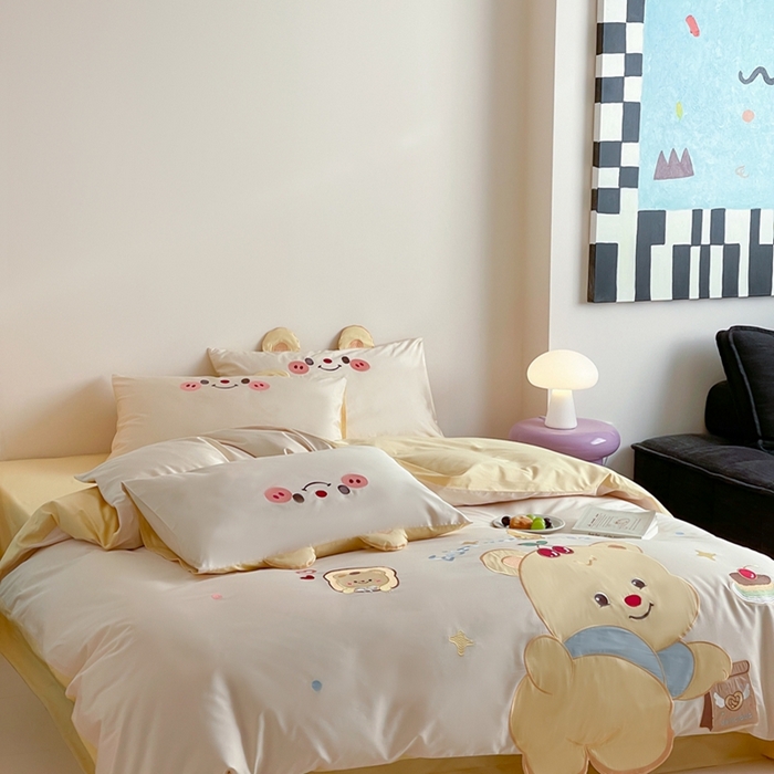 91家纺网 家纺一手货源 找家纺 紫桐2025新款长绒棉贴布绣四件套 黄油小熊 奶油黄