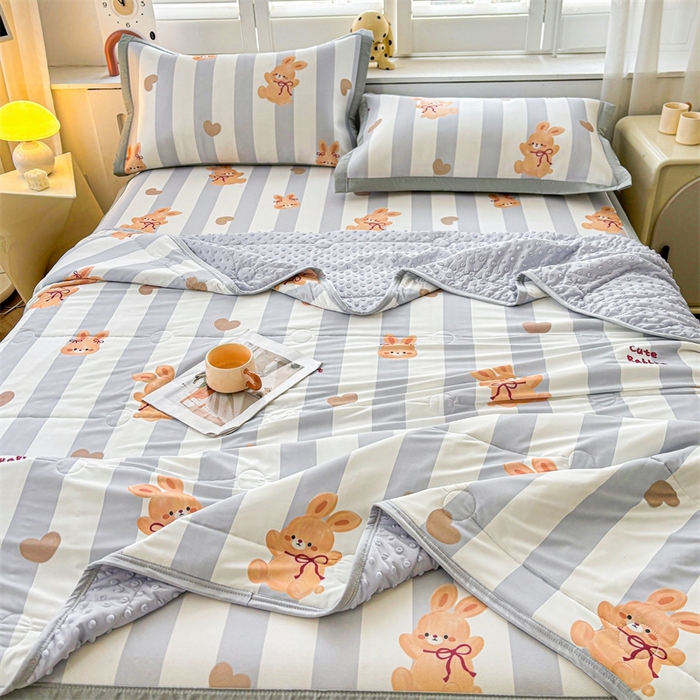 91家纺网 家纺一手货源 找家纺 雯豆2025夏季新品冰丝碳光凉席+凉感丝印花夏被四件套卡通小清新绑带席子四件套 冰丝夏被四件套-条纹兔