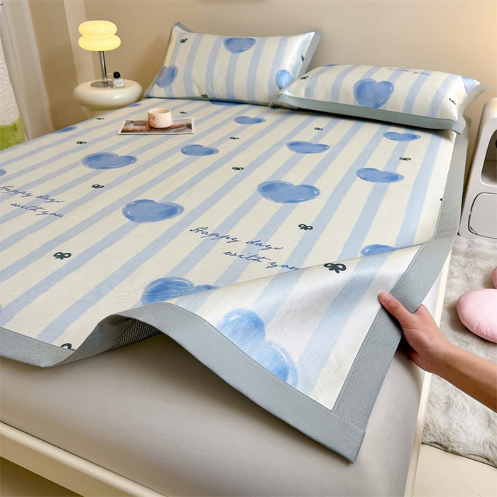 91家纺网 家纺一手货源 找家纺 雯豆2025夏季新品冰藤印花凉席三件套平铺绑带款冰丝凉席三件套 冰藤席-绑带款-心心相印