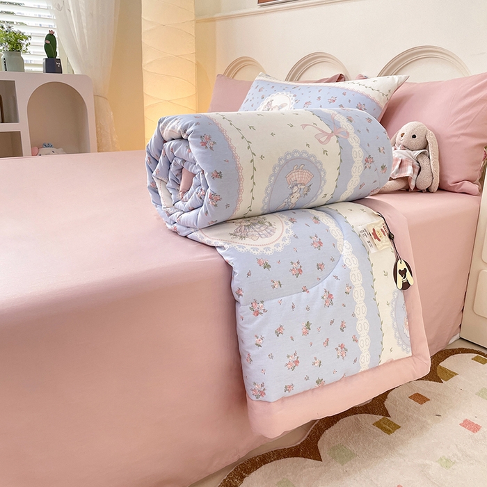 91家纺网 家纺一手货源 找家纺 宜家坊 2025新款全棉夏被碎花卡通小清新简约纯棉夏凉被夏被四件套三件套 爱丽丝梦游