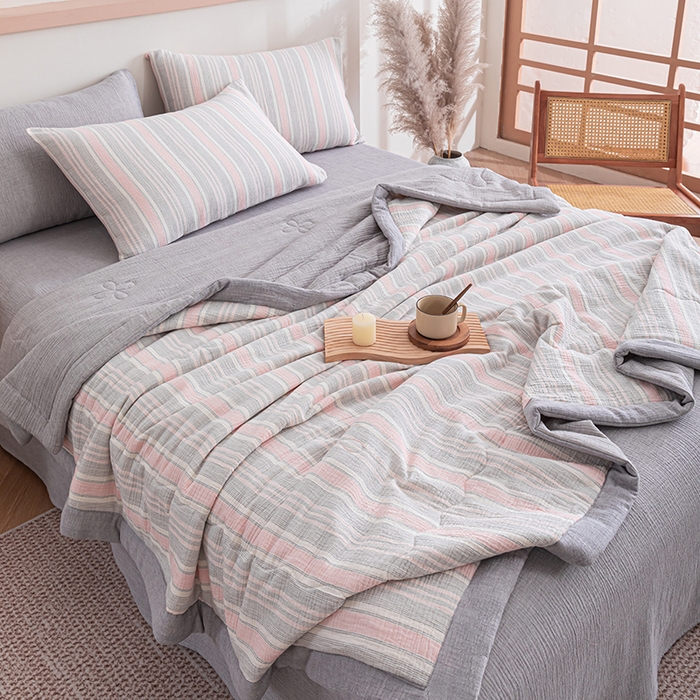 91家纺网 家纺一手货源 找家纺 吾诺 2025 全棉色织泡泡棉双层纱夏被大豆夏被全棉夏被四件套被子被芯 灰粉条