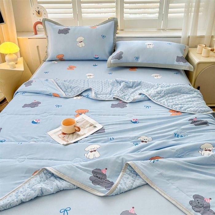 91家纺网 家纺一手货源 找家纺 雯豆2025夏季新品冰丝碳光凉席+凉感丝印花夏被四件套卡通小清新绑带席子四件套 冰丝夏被四件套-旺财