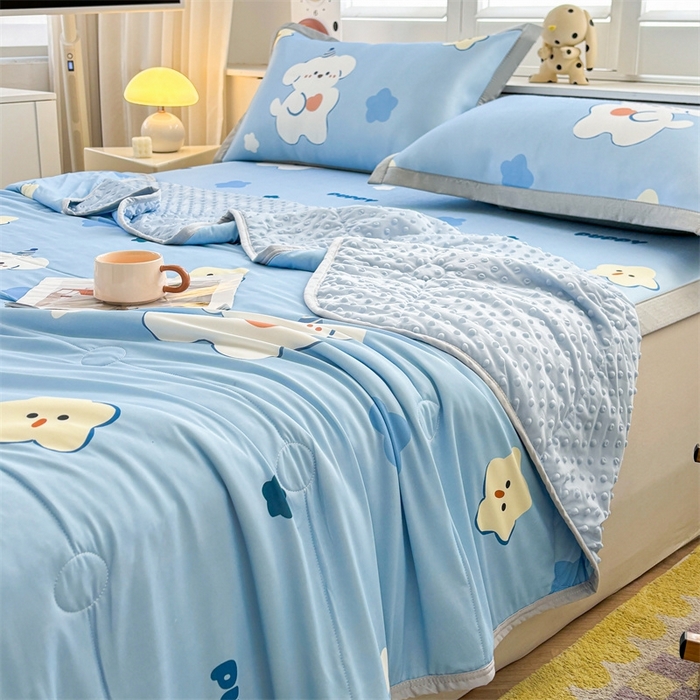 91家纺网 家纺一手货源 找家纺 雯豆2025夏季新品冰丝碳光凉席+凉感丝印花夏被四件套卡通小清新绑带席子四件套 冰丝夏被四件套-星星狗
