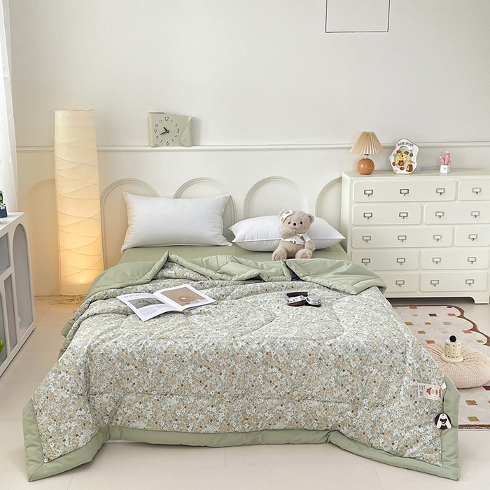 91家纺网 家纺一手货源 找家纺 宜家坊 2025新款全棉夏被碎花卡通小清新简约纯棉夏凉被夏被四件套三件套 繁花似锦绿