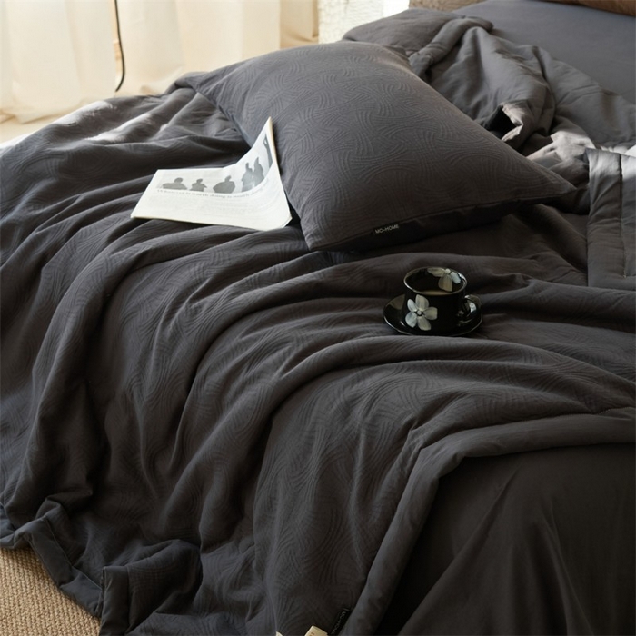 91家纺网 家纺一手货源 找家纺 金鹰 2025新款A类纯棉水洗棉三层流年提花大豆夏被四件套 流年-深灰
