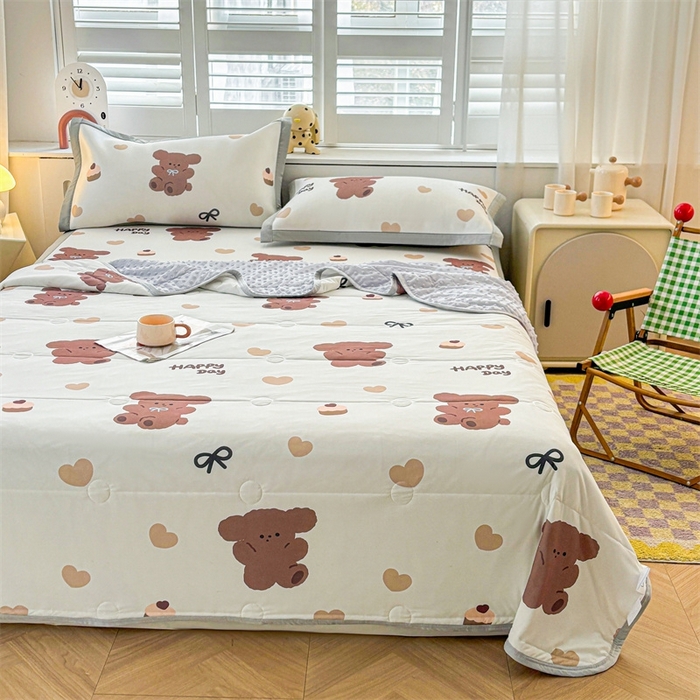 91家纺网 家纺一手货源 找家纺 雯豆2025夏季新品冰丝碳光凉席+凉感丝印花夏被四件套卡通小清新绑带席子四件套 冰丝夏被四件套-跳跳熊