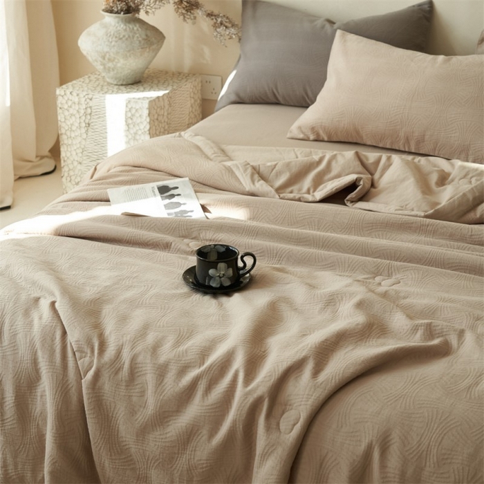 91家纺网 家纺一手货源 找家纺 金鹰 2025新款A类纯棉水洗棉三层流年提花大豆夏被四件套 流年-浅驼