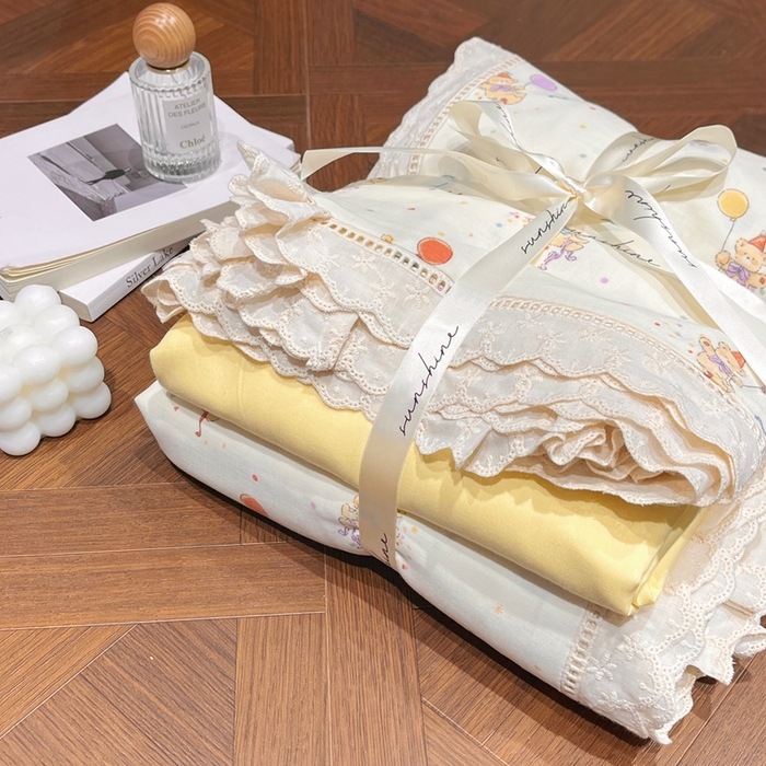 91家纺网 家纺一手货源 找家纺 荣轩家居 2025新款全棉双层纱镂空花边工艺款四件套奶芙小熊