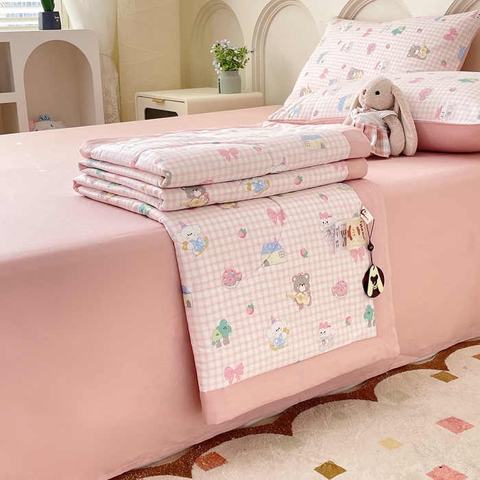 91家纺网 家纺一手货源 找家纺 宜家坊 2025新款全棉夏被碎花卡通小清新简约纯棉夏凉被夏被四件套三件套 小不点们