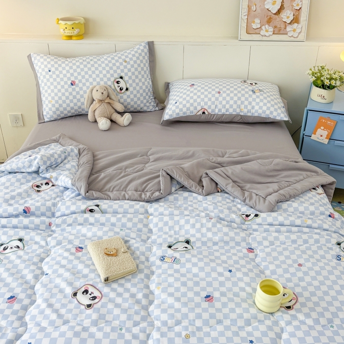 91家纺网 家纺一手货源 找家纺 梦舒羽2025新款小清新系列水洗棉夏被 棋盘小熊