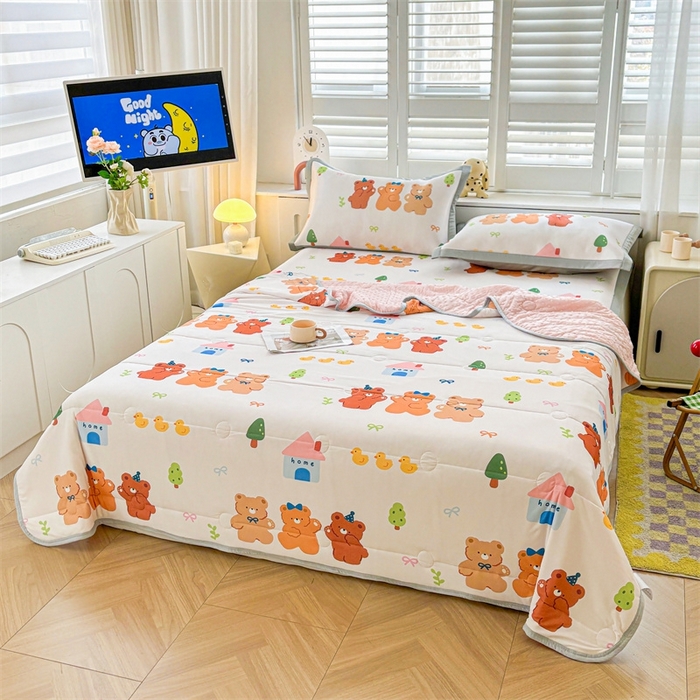 91家纺网 家纺一手货源 找家纺 雯豆2025夏季新品冰丝碳光凉席+凉感丝印花夏被四件套卡通小清新绑带席子四件套 冰丝夏被四件套-小熊伙伴