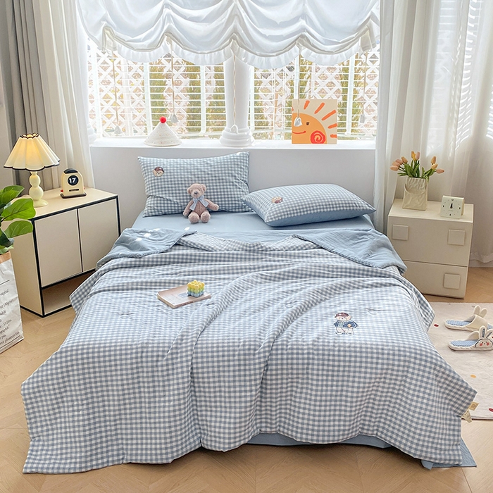 91家纺网 家纺一手货源 找家纺 大境 2025新款专版纯棉色织水洗棉刺绣全棉夏被四件套 篮球小熊-格子蓝