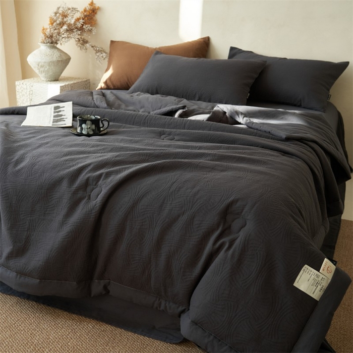 91家纺网 家纺一手货源 找家纺 金鹰 2025新款A类纯棉水洗棉三层流年提花大豆夏被四件套 流年-深灰