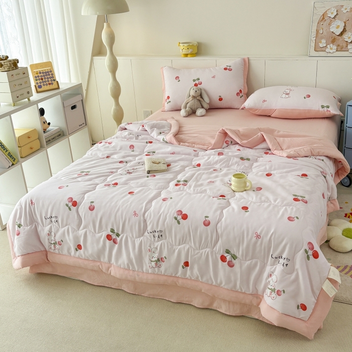 91家纺网 家纺一手货源 找家纺 梦舒羽2025新款小清新系列水洗棉夏被 缦粉樱桃