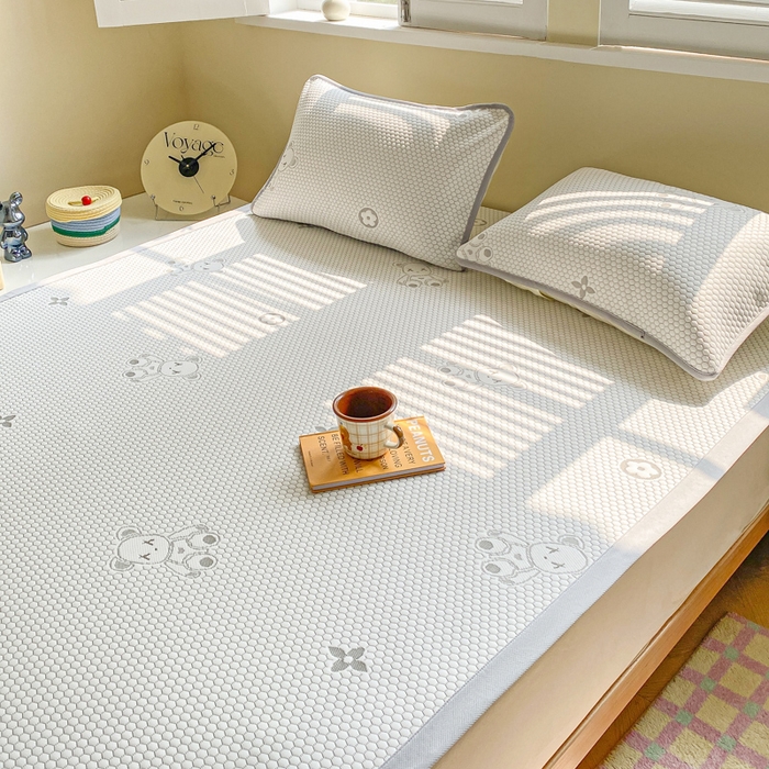 91家纺网 家纺一手货源 找家纺 缦卡琳家纺 2025新款按摩豆豆凉席三件套 开心小熊灰色