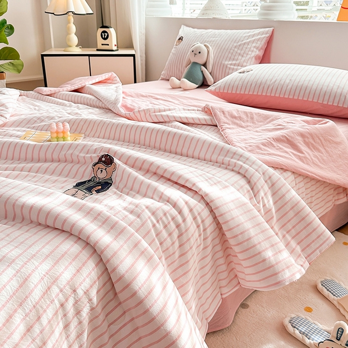 91家纺网 家纺一手货源 找家纺 大境2025新款专版纯棉色织水洗棉刺绣全棉夏被四件套夏凉被 篮球小熊-条纹粉