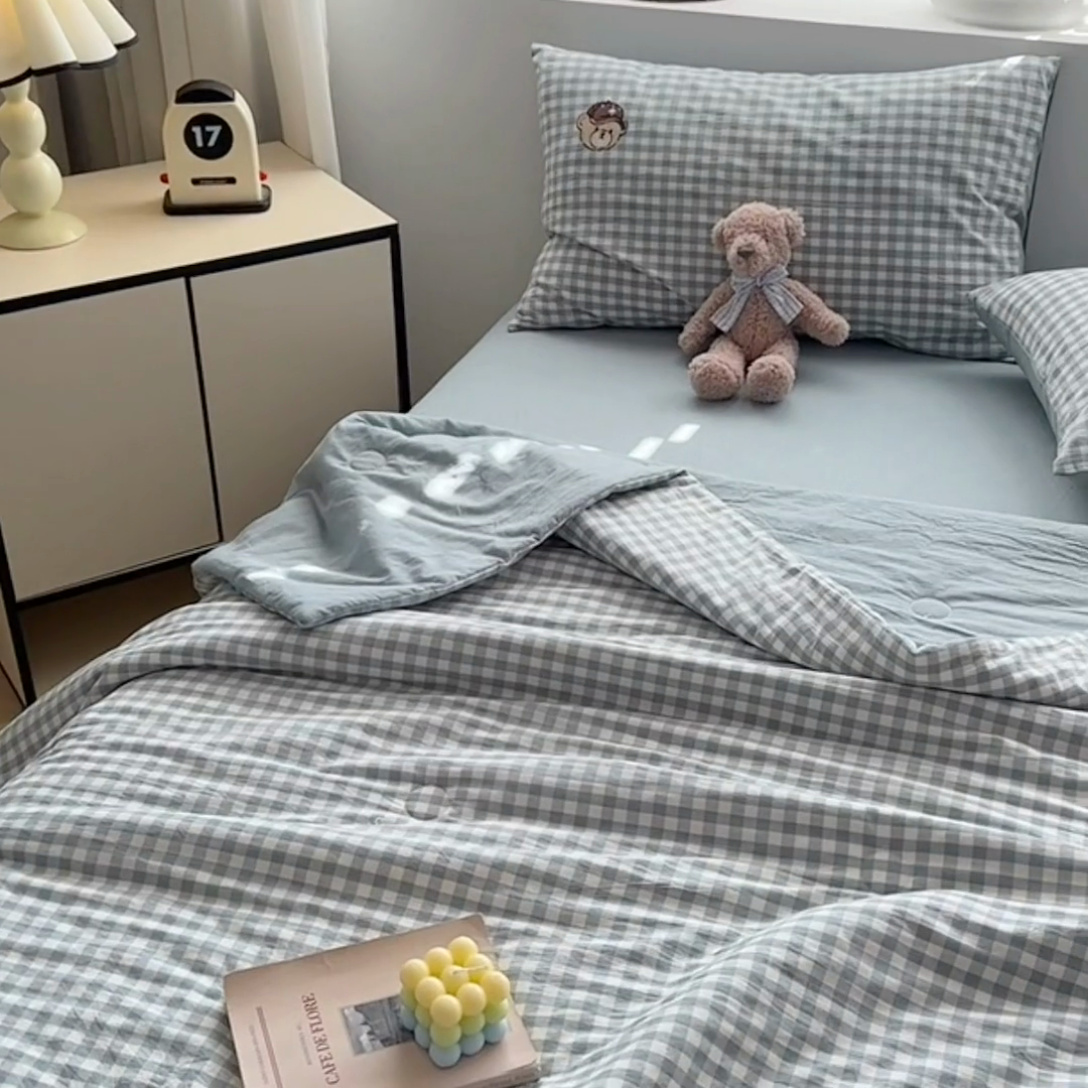 91家纺网 家纺一手货源 找家纺 大境2025新款专版纯棉色织水洗棉刺绣全棉夏被四件套夏凉被 篮球小熊-格子蓝