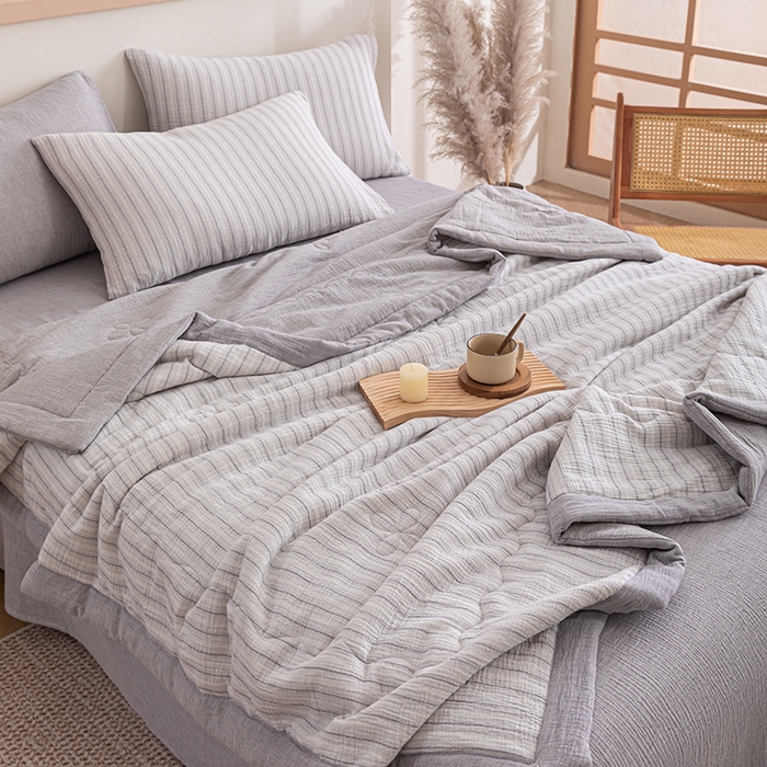 91家纺网 家纺一手货源 找家纺 吾诺 2025 全棉色织泡泡棉双层纱夏被大豆夏被全棉夏被四件套被子被芯 浅灰条