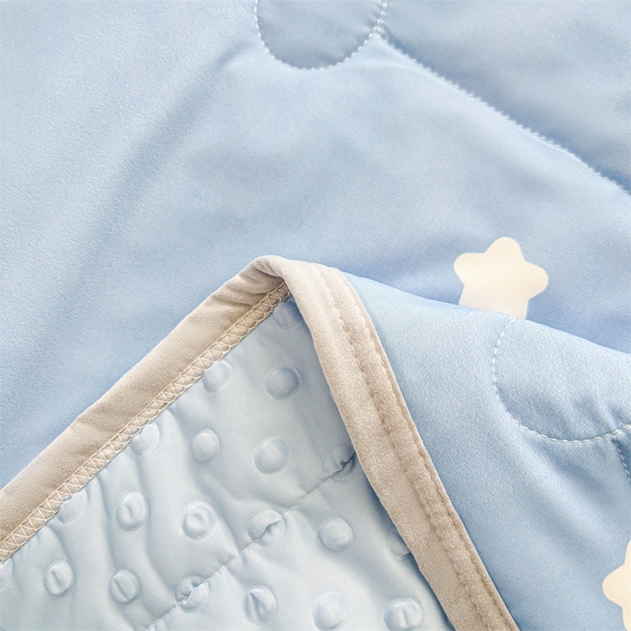 91家纺网 家纺一手货源 找家纺 雯豆2025夏季新品冰丝碳光凉席+凉感丝印花夏被四件套卡通小清新绑带席子四件套 冰丝夏被四件套-浩瀚星辰