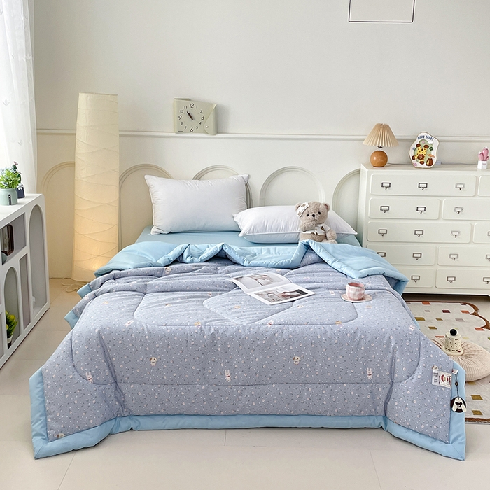 91家纺网 家纺一手货源 找家纺 宜家坊 2025新款全棉夏被碎花卡通小清新简约纯棉夏凉被夏被四件套三件套 嘉兰