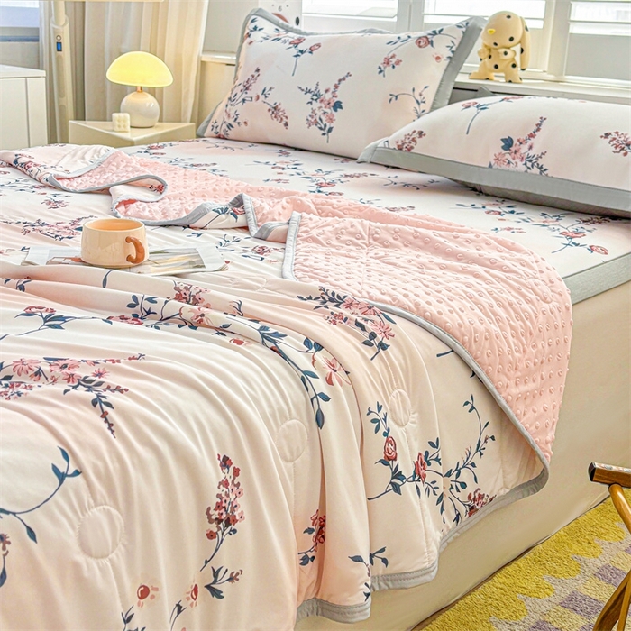 91家纺网 家纺一手货源 找家纺 雯豆2025夏季新品冰丝碳光凉席+凉感丝印花夏被四件套卡通小清新绑带席子四件套 冰丝夏被四件套-闻香玫瑰色