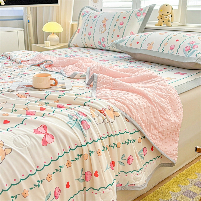 91家纺网 家纺一手货源 找家纺 雯豆2025夏季新品冰丝碳光凉席+凉感丝印花夏被四件套卡通小清新绑带席子四件套 冰丝夏被四件套-浪漫花丛