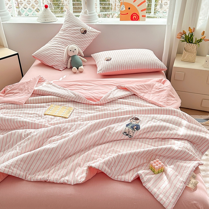 91家纺网 家纺一手货源 找家纺 大境 2025新款专版纯棉色织水洗棉刺绣全棉夏被四件套 篮球小熊-条纹粉