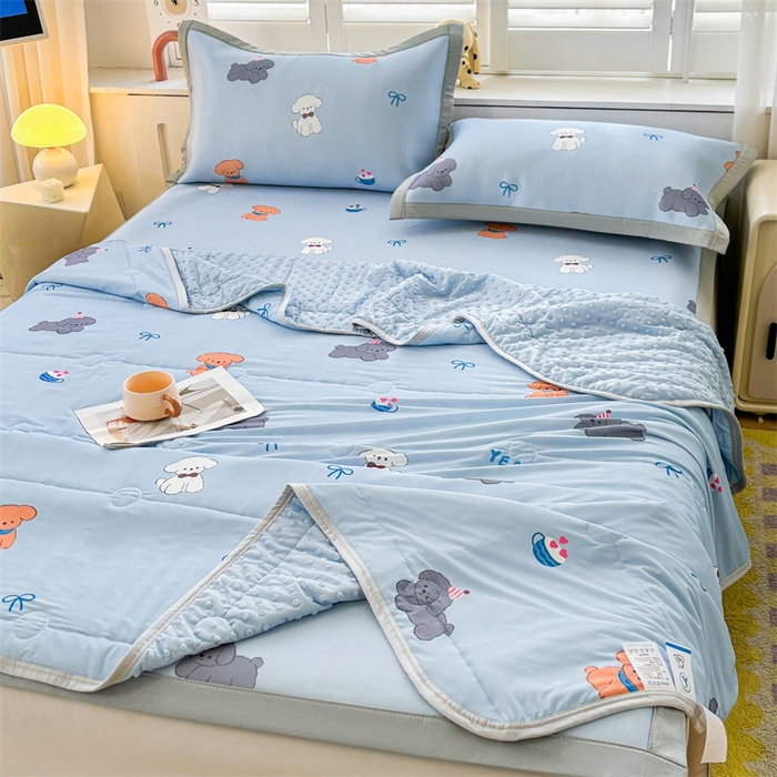 91家纺网 家纺一手货源 找家纺 雯豆2025夏季新品冰丝碳光凉席+凉感丝印花夏被四件套卡通小清新绑带席子四件套 冰丝夏被四件套-旺财