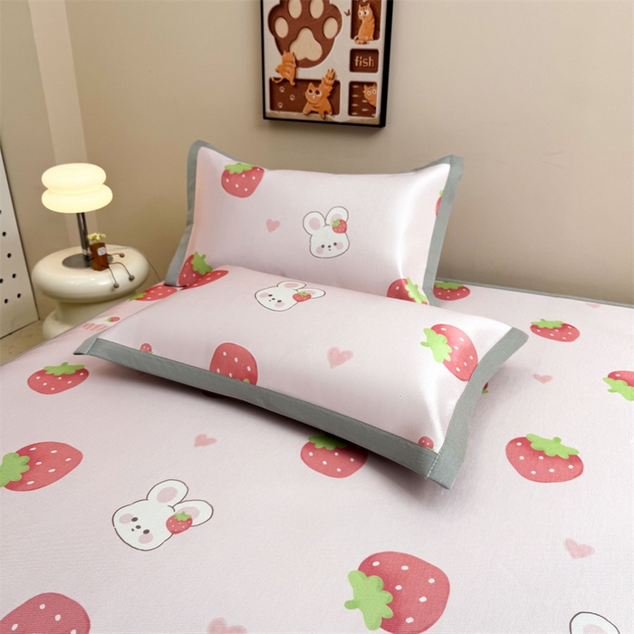 91家纺网 家纺一手货源 找家纺 雯豆2025夏季新品冰藤印花凉席三件套平铺绑带款冰丝凉席三件套 冰藤席-绑带款-草莓兔