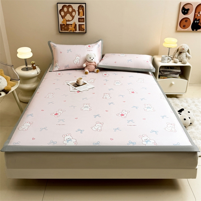 91家纺网 家纺一手货源 找家纺 雯豆2025夏季新品冰藤印花凉席三件套平铺绑带款冰丝凉席三件套 冰藤席-绑带款-爱心兔