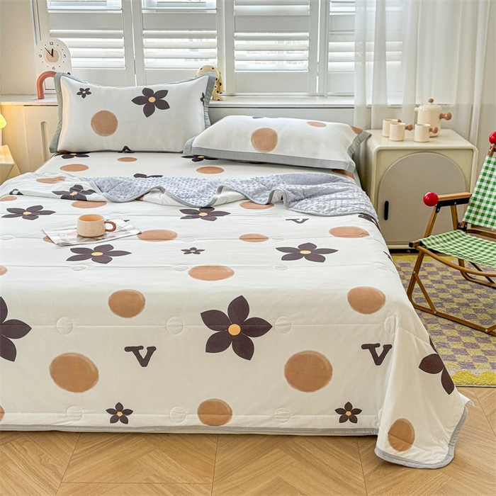 91家纺网 家纺一手货源 找家纺 雯豆2025夏季新品冰丝碳光凉席+凉感丝印花夏被四件套卡通小清新绑带席子四件套 冰丝夏被四件套-五瓣花