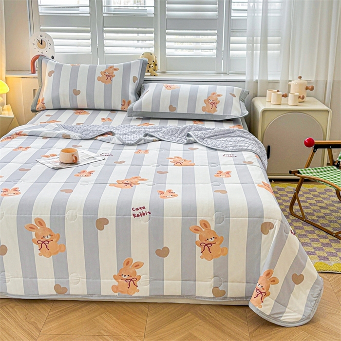 91家纺网 家纺一手货源 找家纺 雯豆2025夏季新品冰丝碳光凉席+凉感丝印花夏被四件套卡通小清新绑带席子四件套 冰丝夏被四件套-条纹兔