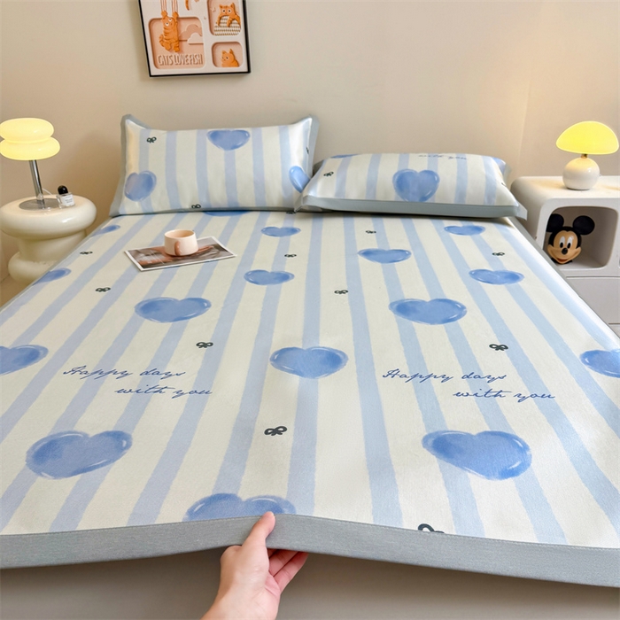 91家纺网 家纺一手货源 找家纺 雯豆2025夏季新品冰藤印花凉席三件套平铺绑带款冰丝凉席三件套 冰藤席-绑带款-心心相印