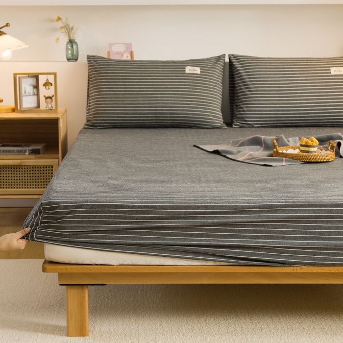 91家纺网 家纺一手货源 找家纺 柠萌家居 2025新款A类全棉色织水洗棉单床笠 中条纹深灰