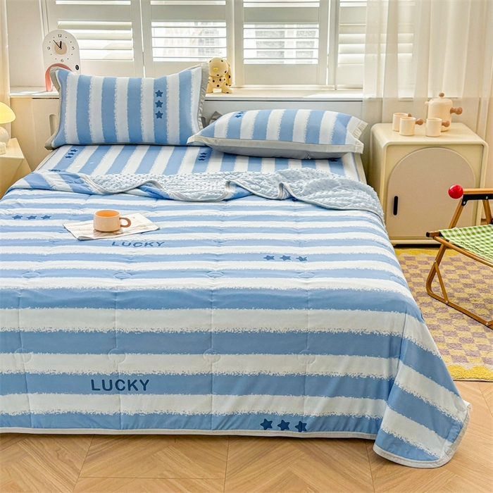91家纺网 家纺一手货源 找家纺 雯豆2025夏季新品冰丝碳光凉席+凉感丝印花夏被四件套卡通小清新绑带席子四件套 冰丝夏被四件套-蓝色条纹