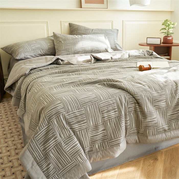 91家纺网 家纺一手货源 找家纺 金鹰 2025新款A类纯棉提花水洗棉全棉空调被大豆夏被四件套 米卡格-浅灰