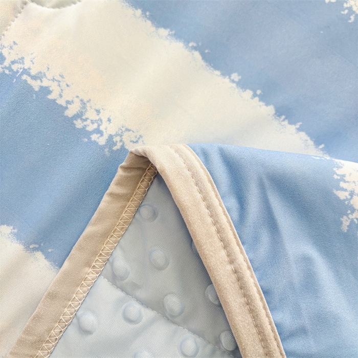 91家纺网 家纺一手货源 找家纺 雯豆2025夏季新品冰丝碳光凉席+凉感丝印花夏被四件套卡通小清新绑带席子四件套 冰丝夏被四件套-蓝色条纹