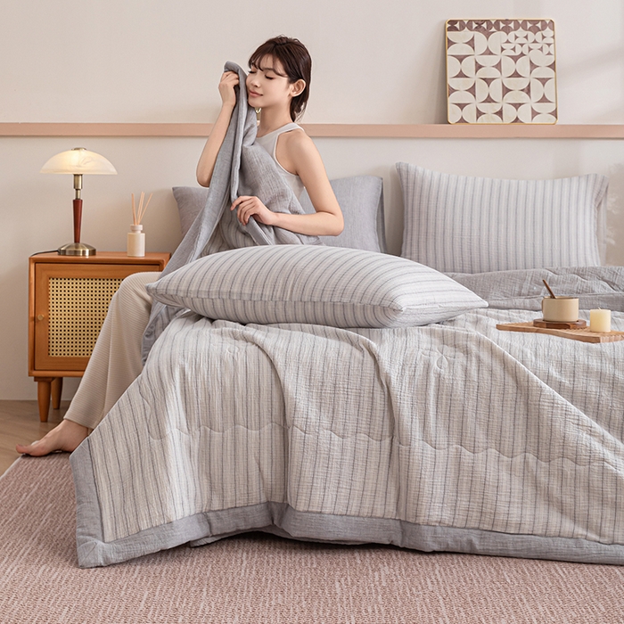 91家纺网 家纺一手货源 找家纺 吾诺 2025 全棉色织泡泡棉双层纱夏被大豆夏被全棉夏被四件套被子被芯 浅灰条