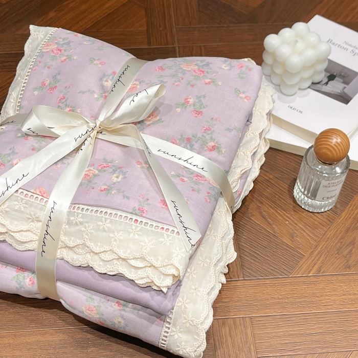 91家纺网 家纺一手货源 找家纺 荣轩家居 2025新款全棉双层纱镂空花边工艺款四件套紫雾梨