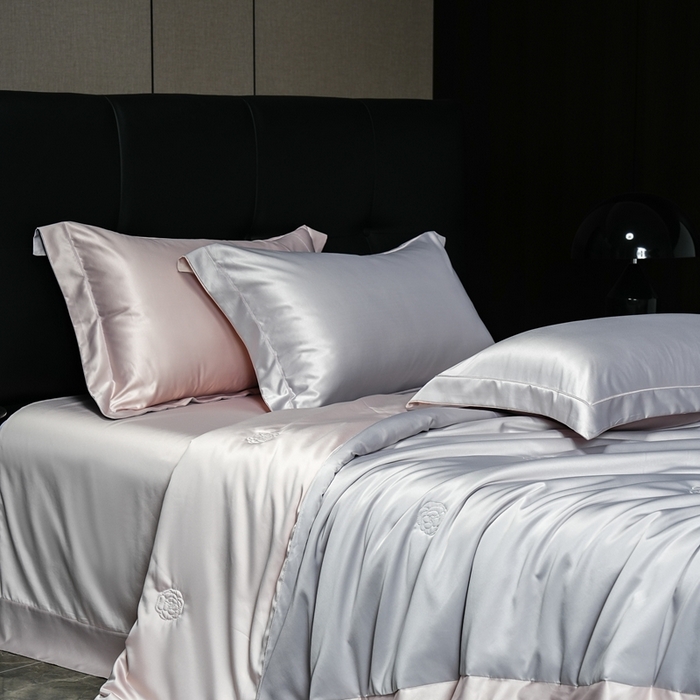 91家纺网 家纺一手货源 找家纺 丽卡家纺 2025新款凉爽鸭天丝夏被四件套 卡其+浅灰