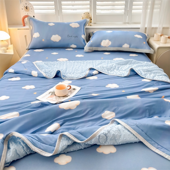 91家纺网 家纺一手货源 找家纺 雯豆2025夏季新品冰丝碳光凉席+凉感丝印花夏被四件套卡通小清新绑带席子四件套 冰丝夏被四件套-天空云