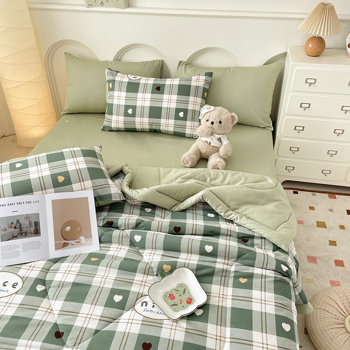 91家纺网 家纺一手货源 找家纺 宜家坊 2025新款全棉夏被碎花卡通小清新简约纯棉夏凉被夏被四件套三件套 爱心格绿