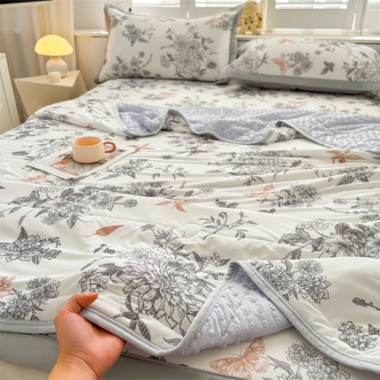 91家纺网 家纺一手货源 找家纺 （总）雯豆2025夏季新品冰丝碳光凉席+凉感丝印花夏被四件套卡通小清新绑带席子四件套